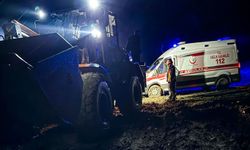 Hastaya giderken çamura saplanan ambulans zamanında kurtarıldı