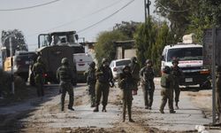 İşgalciler Ramallah'taki kuşatmayı sürdürüyor, Nablus'taki kasabaları helikopterlerle bombalıyor