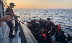 İzmir açıklarında 79 düzensiz göçmen yakalandı