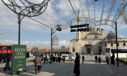 Konya Mevlana Meydanı ziyaretçiler akın akın geldi, esnafın yüzü güldü