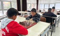 Malatya’da öğrenciler satranç turnuvasında kıyasıya yarıştı