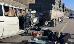 Minibüs tıra çarptı: 3 ölü