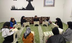 Öğrenciler Kur'an'ı Kerim öğreniyor