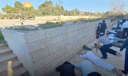 Siyonist işgalciler Mescid-i Aksa'da baskıyı artırıyor