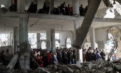 Yıkılan Selahaddin Camii’nin enkazında cuma namazı kılındı