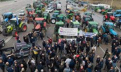 Yunanistan’da çiftçiler traktörlerle yolları kapattı