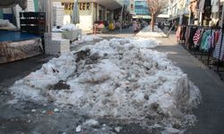 Batman'da pazarcı ve vatandaşlardan kar ve buz tepkisi