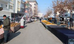 Dondurucu soğuk semt pazarlarını vurdu: Esnaf tezgâh açmakta zorlanıyor