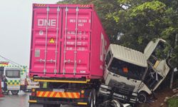 Güney Afrika'da tır ve minibüs çarpıştı: 11 ölü