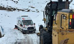 Kar yağışı nedeniyle yolları kapanan yerlerde mahsur kalan hastalar hastaneye ulaştırıldı