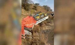 Keşmir'de kamyonet uçuruma yuvarlandı: 4 ölü 6 yaralı