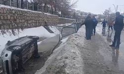 Malatya'da kontrolden çıkan otomobil sulama kanalına düştü