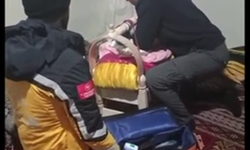 Siirt’te karla kaplı yollarda zamanla yarış: mahsur kalan aile ve yeni doğan bebek kurtarıldı