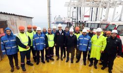 Bakan Bayraktar Dörtyol’daki FSRU tesisinde incelemelerde bulundu