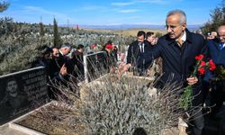 Bakan Uraloğlu, Malatya'da depremde hayatını kaybedenlerin mezarını ziyaret etti