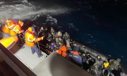 İzmir açıklarında lastik bottaki 39 düzensiz göçmen kurtarıldı
