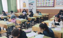  Siirt’te çocuklar ellerinden tutularak Siyer Yarışması'na getirildiler