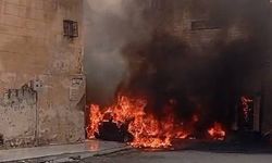 Şanlıurfa’da trafo patladı: 3 araç küle döndü