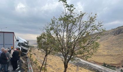 Mardin'de tırın bariyerlere çarpması sonucu sürücü yaralandı