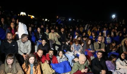 Yeşilçam'ın sultanı Şoray, Mardin'de açık hava sinemasında sevenleriyle rol aldığı filmi izledi