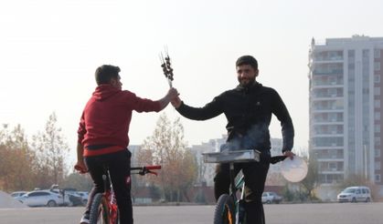 Şanlıurfa'nın yöresel lezzetlerini bisiklet şovlarıyla tanıtıyor