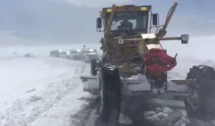 KARS - Kar ve tipi nedeniyle mahsur kalan 17 kişi kurtarıldı