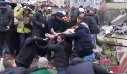 Fatih’te 2 bina çöktü: Enkaz altından kurtarılan bir kişi hayatını kaybetti