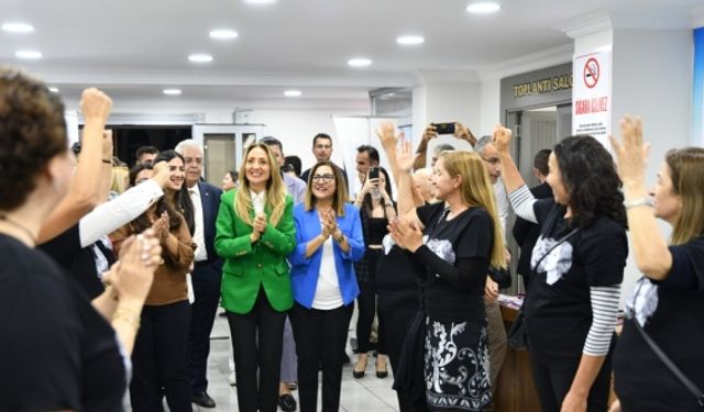 CHP'li Nazlıaka, Gaziantep'te partisinin il başkanlığını ziyaret etti