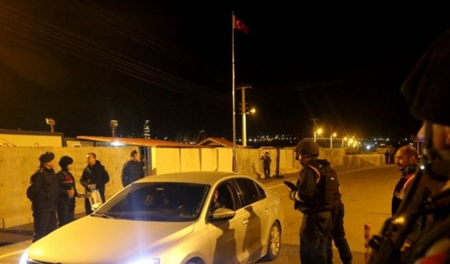 Adana Jandarma Bölge Komutanı Tümgeneral Bulut'tan nöbetteki güvenlik güçlerine ziyaret