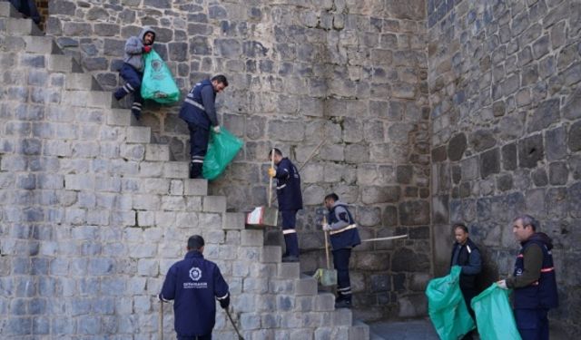 Diyarbakır'da Sur dipleri ve burçlar temizlendi