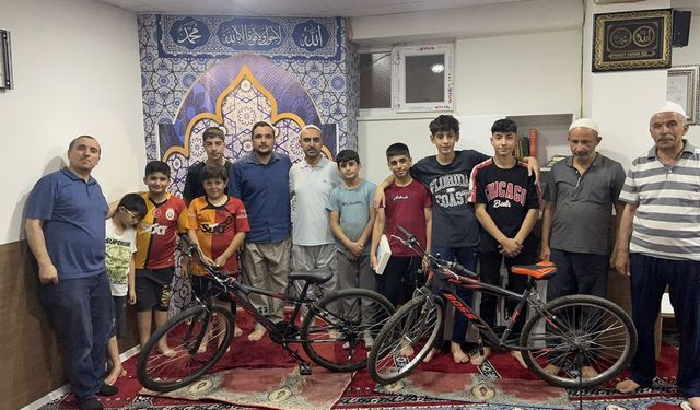 Siirt'te yatsı ve sabah namazına katılan gençlere tablet ve bisiklet hediye edildi