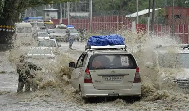 Hindistan'da yağışlar sele yol açtı: 3 ölü