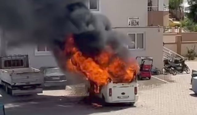 Adana'da park halindeki minibüs yandı
