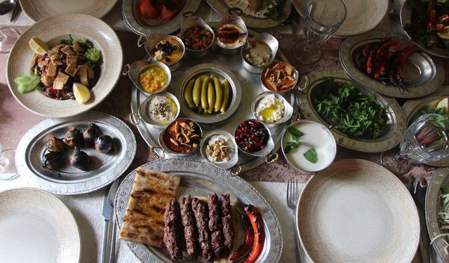 Diyetisyen Akçalı: Bayram sofrası lezzetli olduğu kadar dengeli de olmalı