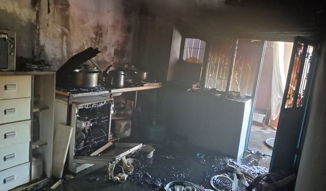Evde çıkan yangında mutfak küle döndü