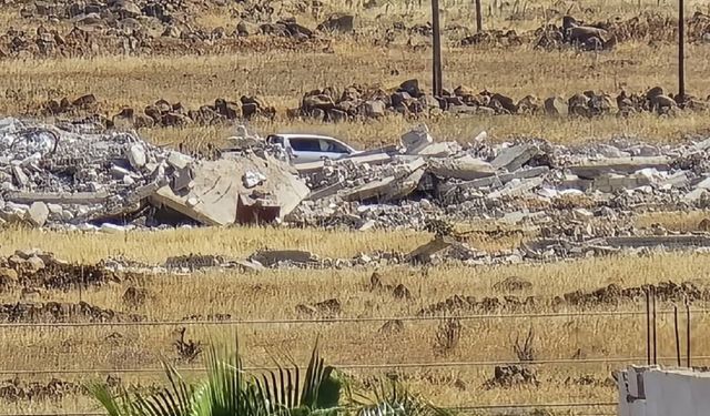 İşgalci siyonit rejim Suriye'nin Kuneytire şehrinde evleri yıkıyor