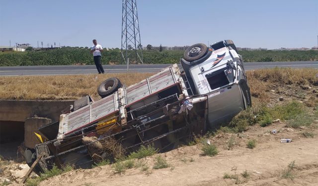 Şanlıurfa'da kamyonet şarampole devrildi: 1 kişi yaralandı