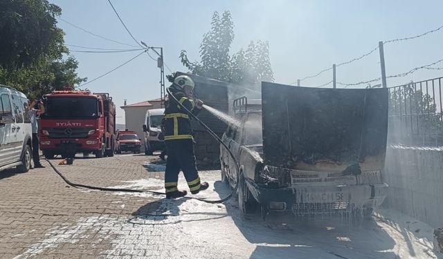 Siirt’te park halindeki otomobil alev alev yandı