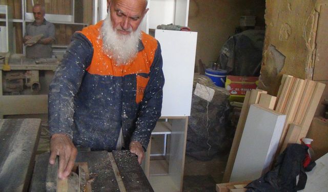Yarım asırdan fazladır marangozluk mesleğini devam ettiriyor