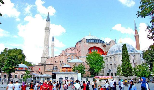 Bakan Ersoy: Turizm gelirinde 6 aylık dönemde zirve