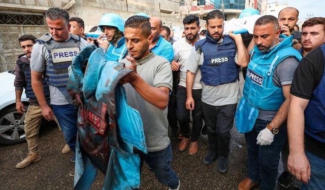 İşgalciler Gazze'de bir gazeteciyi daha şehit etti