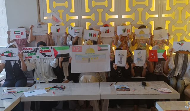 Kur'an kursu öğrencileri Gazze'ye yönelik saldırılarına çizimlerle tepki gösterdiler