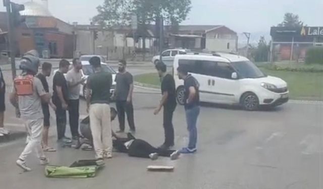 Motokurye tırın altında kaldı: 1 ağır yaralı