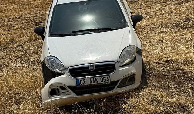 Siirt’te lastiği patlayan otomobil tarlaya uçtu