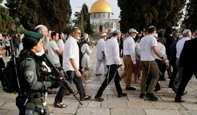 Yahudi çeteler Mescid-i Aksa'ya bir kez daha saldırdı