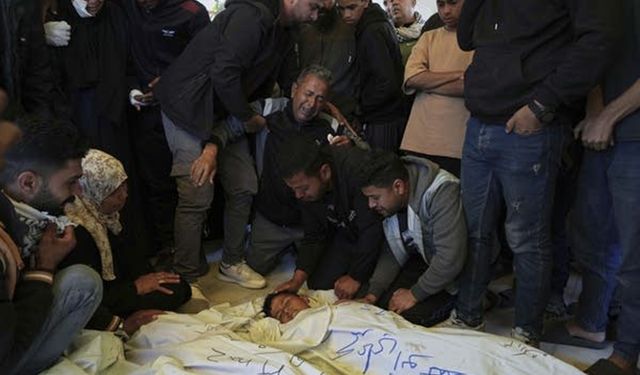 İşgal ordusu Gazze'de yardım bekleyen Filistinlileri ve barınakları hedef aldı: 17 şehit