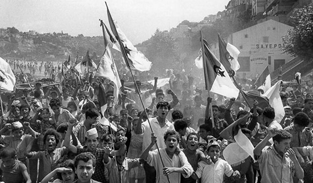 Cezayir, Fransa'nın soykırım dolu sömürüsünden 71 yıl önce başlattığı devrimle bağımsızlığına kavuştu