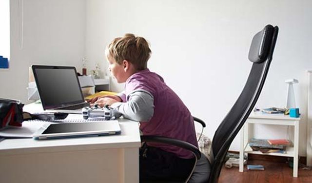 Ergenlik döneminde bilgisayar bağımlılığı duruş bozukluğuna neden olabilir!