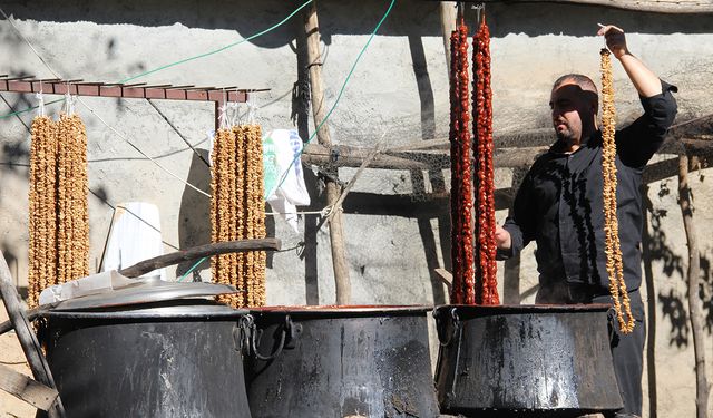 Geleneksel cevizli sucuk üretimi sürüyor