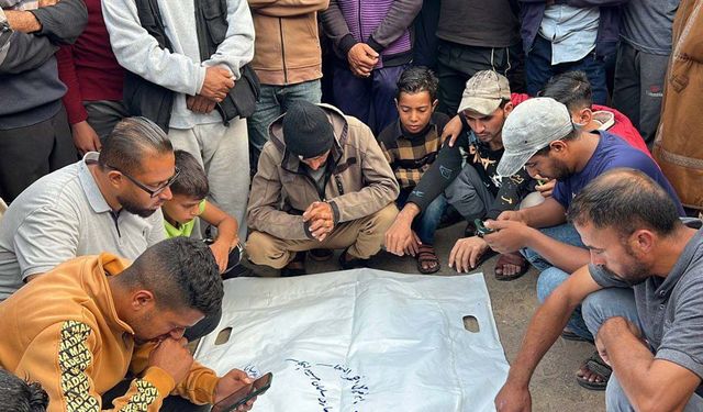 Han Yunus'ta yıkılan evin enkazından iki şehidin cenazesi çıkarıldı